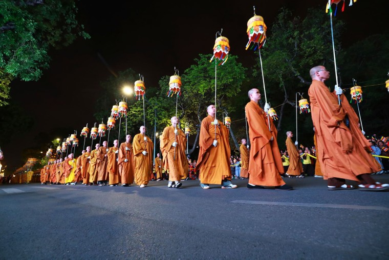 Hàng ngàn người dân chiêm bái xá lợi Đức Phật ảnh 5