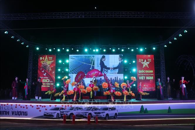 Người dân cả nước chung vui trong ngày Quốc khánh ảnh 1