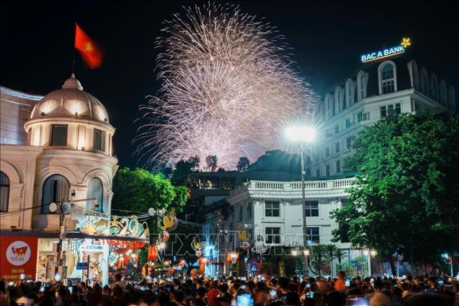 Rực rỡ pháo hoa đón chào Lễ độc lập tại Hà Nội ảnh 1