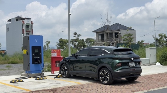 Lái thử VF 6 lần đầu, Gen Z làm ngành năng lượng xanh bỏ luôn ý định mua xe xăng ảnh 2