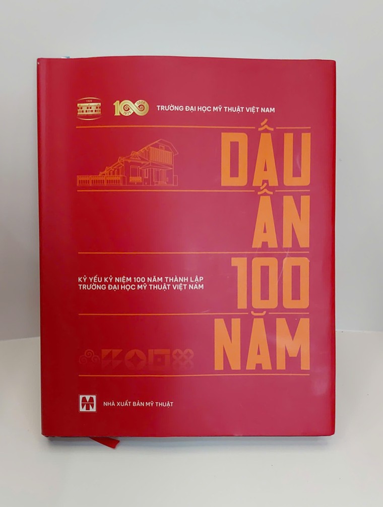 Sách Dấu ấn 100 năm Trường Đại học Mỹ thuật Việt Nam tiếp tục in “tranh nhái” kiệt tác của họa sĩ Tô Ngọc Vân? ảnh 1