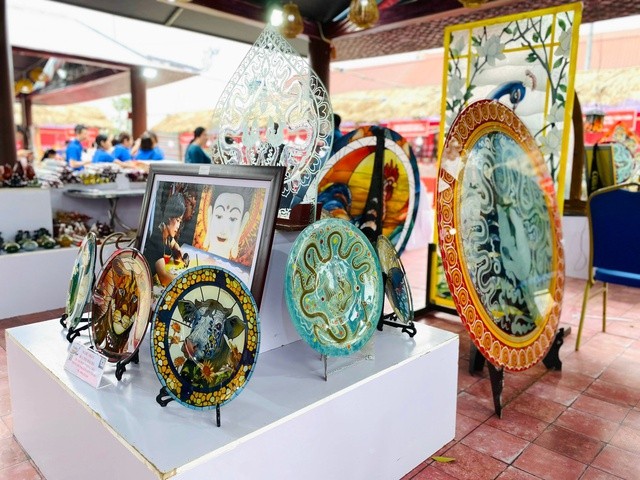 Kính nghệ thuật Việt Nam giành Huy chương Vàng tại EXPO Quốc tế về Sáng chế và Thiết kế Cao Hùng ảnh 4