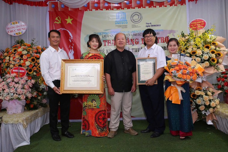 Kính nghệ thuật Việt Nam giành Huy chương Vàng tại EXPO Quốc tế về Sáng chế và Thiết kế Cao Hùng ảnh 3