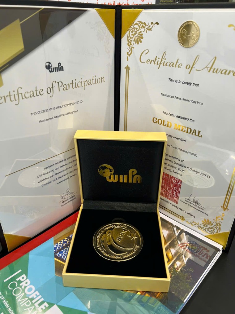 Kính nghệ thuật Việt Nam giành Huy chương Vàng tại EXPO Quốc tế về Sáng chế và Thiết kế Cao Hùng ảnh 1