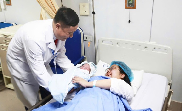 "Công dân nhí" đầu tiên chào đời đêm Giao thừa Bính Ngọ tại Thủ đô ảnh 1