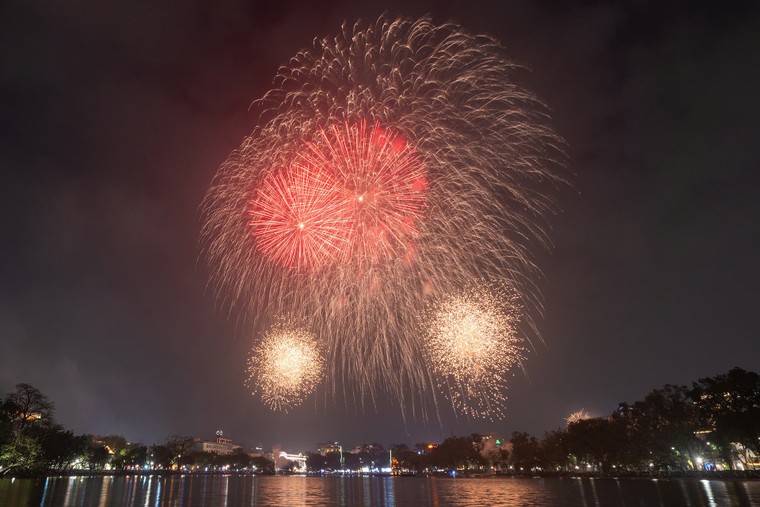 Rực rỡ màn pháo hoa đêm Giao thừa chào năm mới Bính Ngọ 2026 ảnh 4