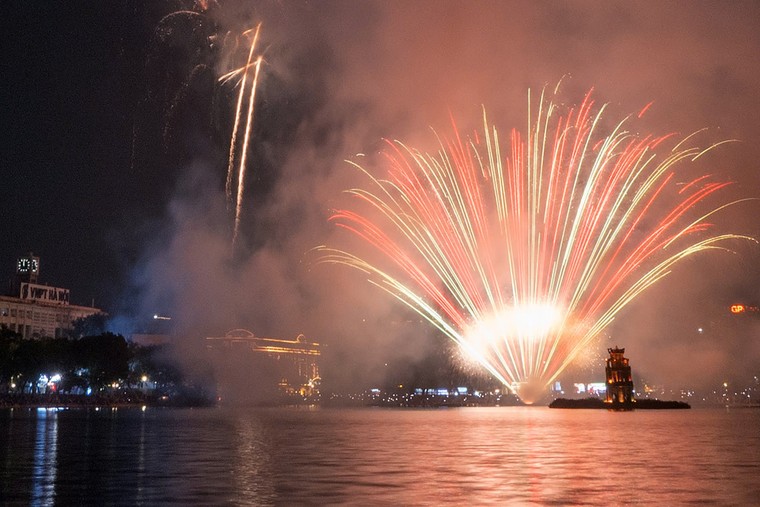 Rực rỡ màn pháo hoa đêm Giao thừa chào năm mới Bính Ngọ 2026 ảnh 3