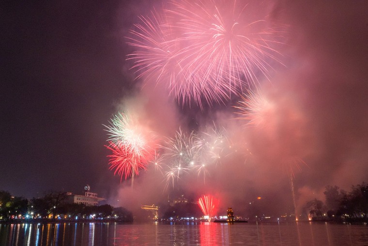 Rực rỡ màn pháo hoa đêm Giao thừa chào năm mới Bính Ngọ 2026 ảnh 2