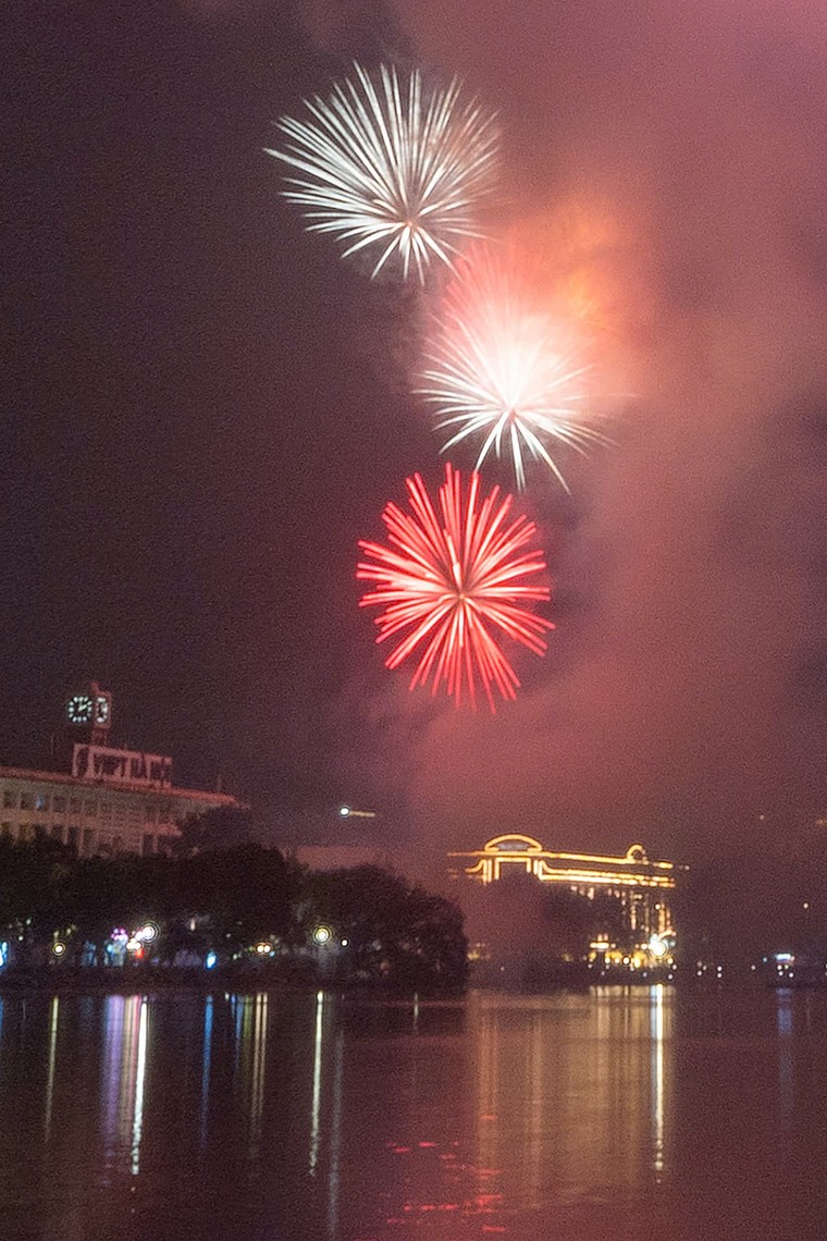 Rực rỡ màn pháo hoa đêm Giao thừa chào năm mới Bính Ngọ 2026 ảnh 1