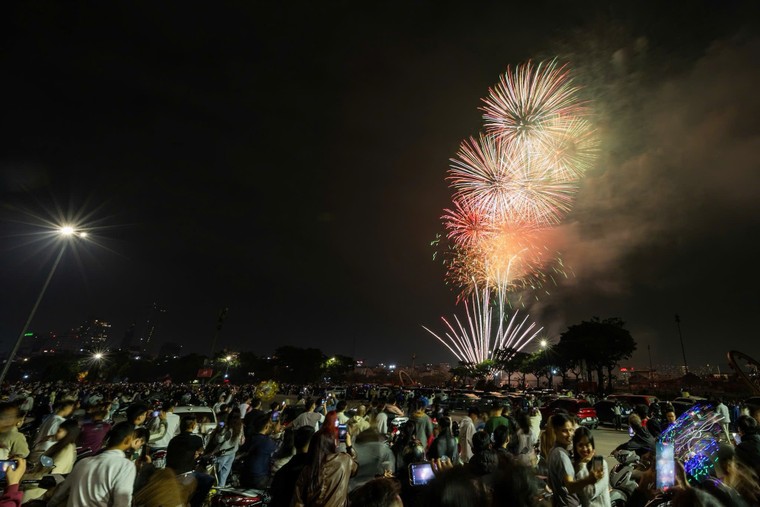 Rực rỡ màn pháo hoa đêm Giao thừa chào năm mới Bính Ngọ 2026 ảnh 6