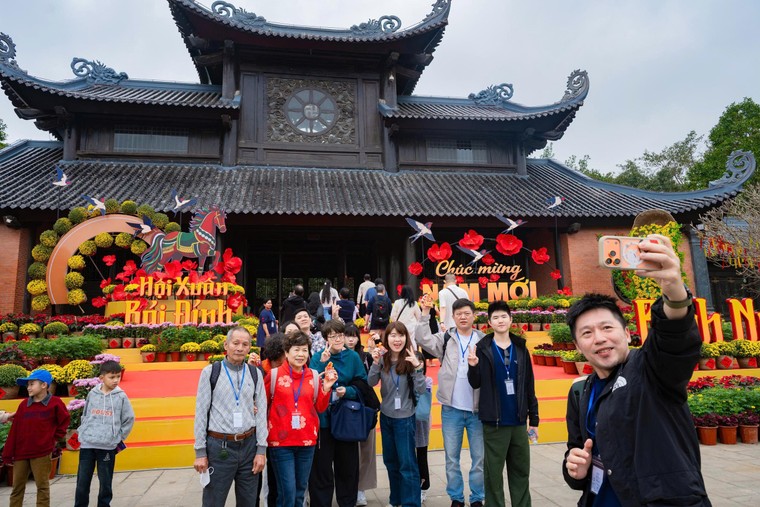 Ninh Bình bứt tốc du lịch dịp Tết, xếp thứ hai cả nước ảnh 2