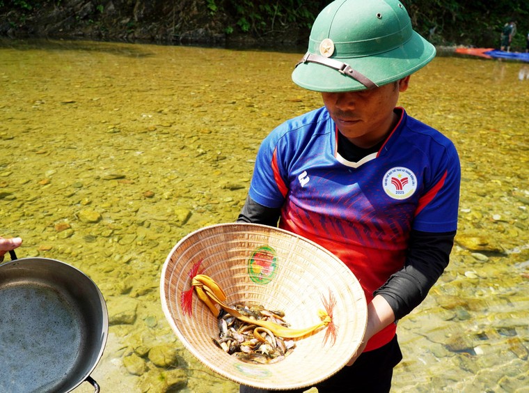 Độc đáo nghi thức Đắp chăn “săn” cá suối ở Quảng Ngãi ảnh 1