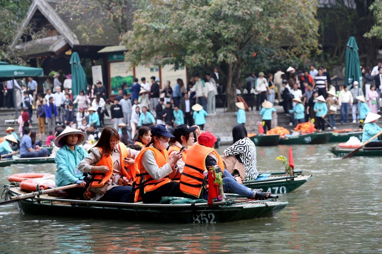 Ninh Bình bứt tốc du lịch dịp Tết, xếp thứ hai cả nước ảnh 1