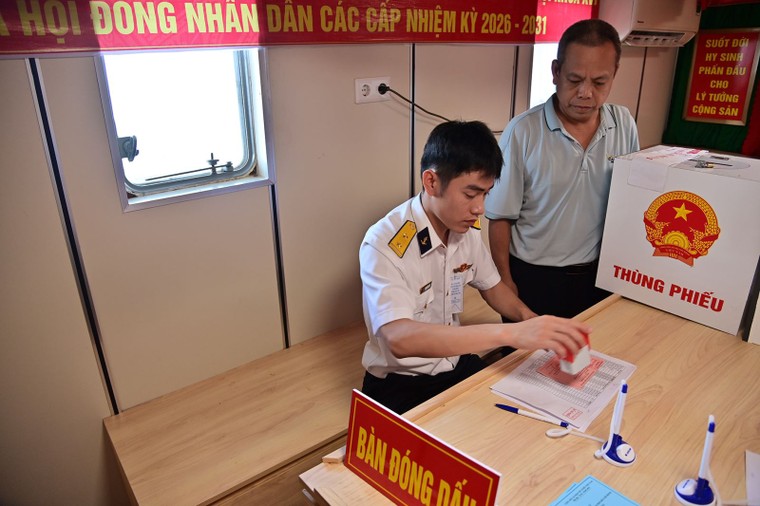 Những lá phiếu đầu tiên của cử tri đi bầu cử Quốc hội khóa XVI ảnh 4