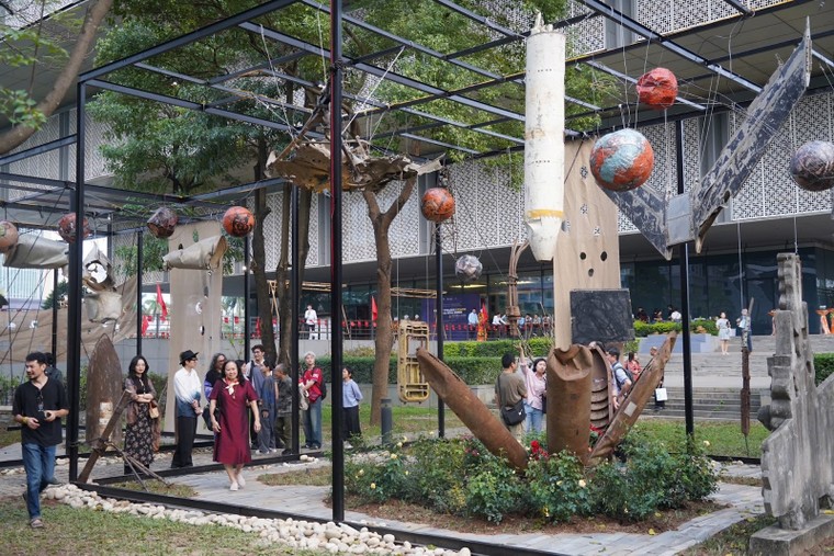 Chiến tranh và Hòa bình - Không gian sắp đặt ấn tượng tại Bảo tàng Hà Nội ảnh 1