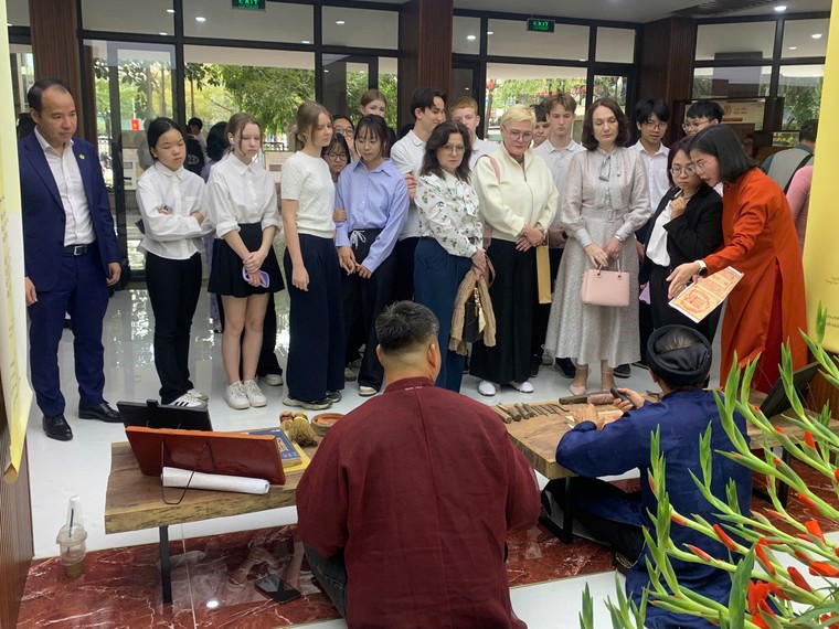 Công chúng Thủ đô hào hứng Thưởng lãm Châu phê – Lưu dấu Mộc bản ảnh 6