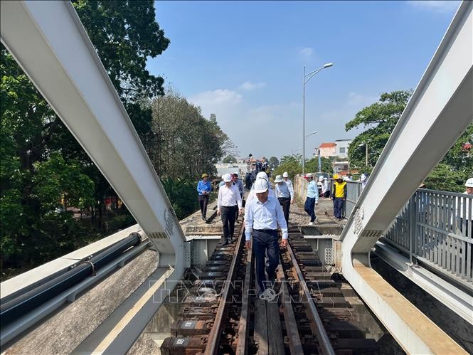 Thông tuyến đường sắt Bắc - Nam qua cầu Ghềnh ảnh 1