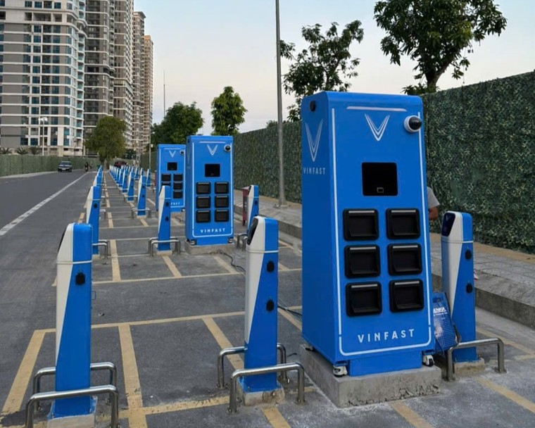 VinFast Viper gây chú ý với thiết kế thể thao, đổi pin nhanh, người dùng đổ xô đặt cọc trước 15/3 ảnh 1