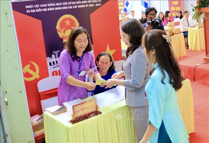 Phó Chủ tịch nước Võ Thị Ánh Xuân bỏ phiếu bầu cử tại phường Long Xuyên, An Giang ảnh 2