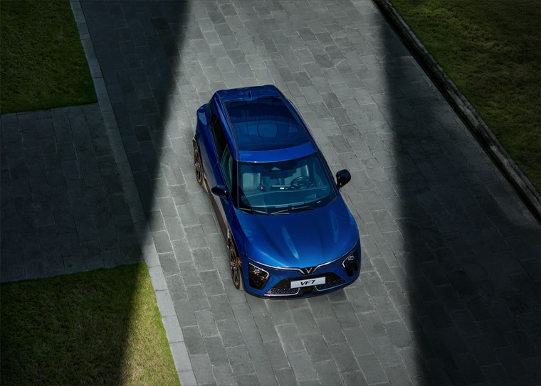 VF 7 - Mẫu SUV chiều lòng gia đình trẻ: Thỏa đam mê xê dịch, vẫn dư dả tài chính ảnh 1