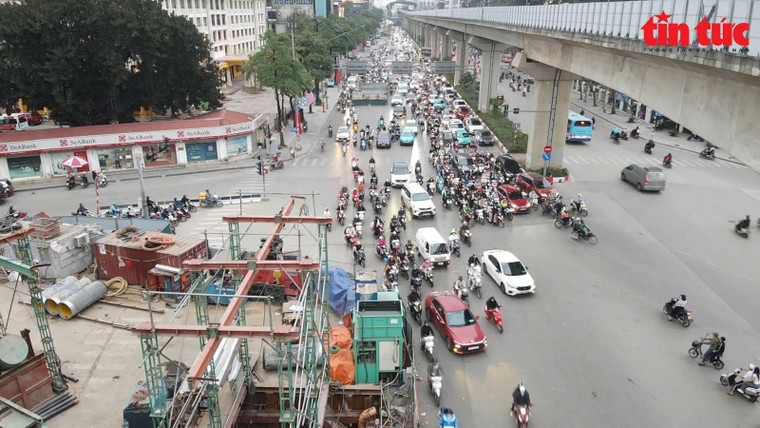 "Lô cốt" án ngữ trên nhiều tuyến đường Thủ đô ảnh 1