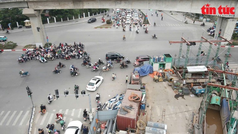 "Lô cốt" án ngữ trên nhiều tuyến đường Thủ đô ảnh 2