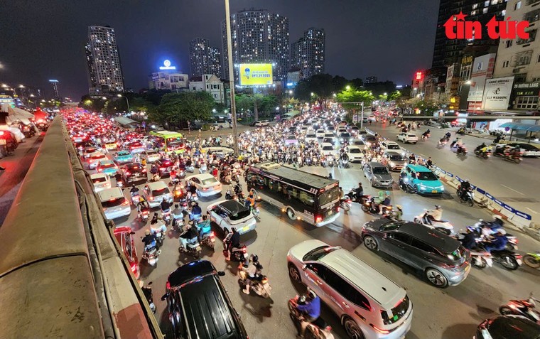 "Lô cốt" án ngữ trên nhiều tuyến đường Thủ đô ảnh 7