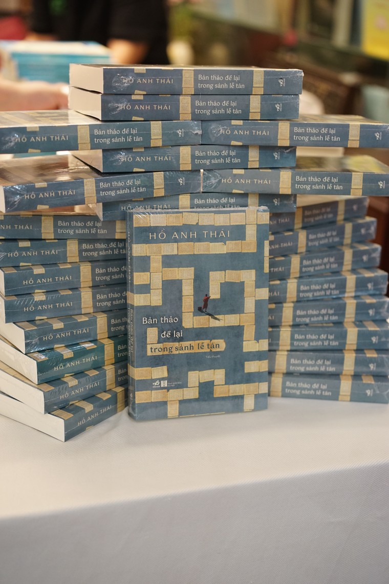 Siêu hư cấu và nỗi khắc khoải thời gian trong “Bản thảo để lại trong sảnh lễ tân” của Hồ Anh Thái ảnh 2