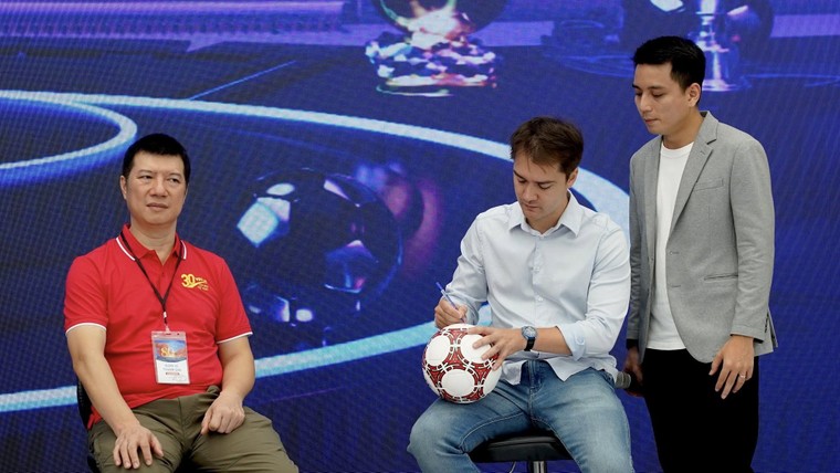 Đạo diễn François Bibonne ra mắt bộ phim kết nối âm nhạc và tinh thần bóng đá của người Việt ảnh 2