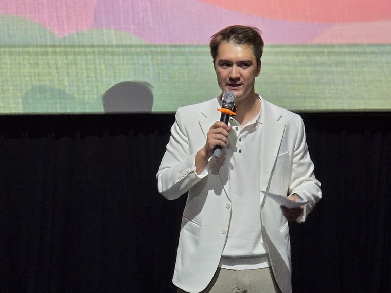 Đạo diễn François Bibonne ra mắt bộ phim kết nối âm nhạc và tinh thần bóng đá của người Việt ảnh 1