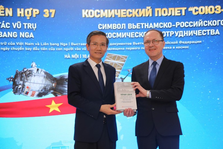 Triển lãm biểu tượng hợp tác vũ trụ Việt - Nga từ "Chuyến bay Liên hợp 37" ảnh 3