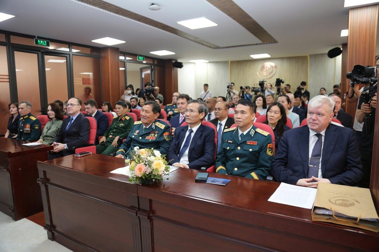 Triển lãm biểu tượng hợp tác vũ trụ Việt - Nga từ "Chuyến bay Liên hợp 37" ảnh 1