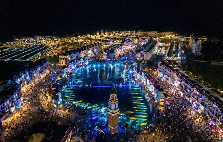 Phú Quốc United Center: Từ “tâm điểm không ngủ” đến “vũ trụ lễ hội” bùng nổ ảnh 1