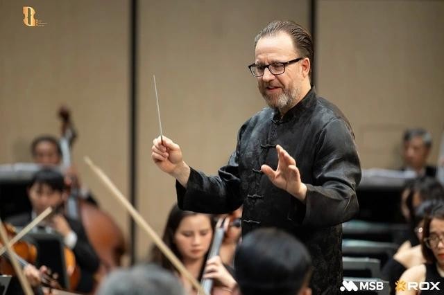 Nhạc trưởng Áo mang làn gió mới cho giao hưởng Hà Nội ảnh 3