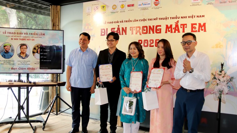 Top 40 tranh thiếu nhi xuất sắc nhất về di sản được trưng bày tại Văn Miếu ảnh 1
