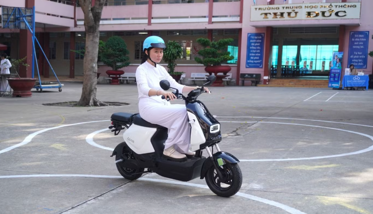 Học sinh TP.HCM thích thú trải nghiệm xe máy điện VinFast, mẫu xe mới Amio gây "sốt" ảnh 1