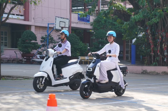 Học sinh TP.HCM thích thú trải nghiệm xe máy điện VinFast, mẫu xe mới Amio gây "sốt" ảnh 2
