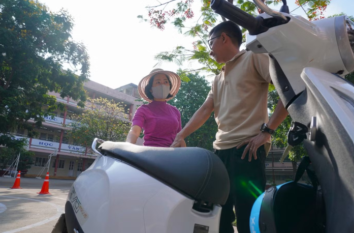 Học sinh TP.HCM thích thú trải nghiệm xe máy điện VinFast, mẫu xe mới Amio gây "sốt" ảnh 3