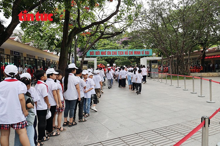 Lắng đọng phút giây người dân vào Lăng viếng Bác sáng 19/5 ảnh 1