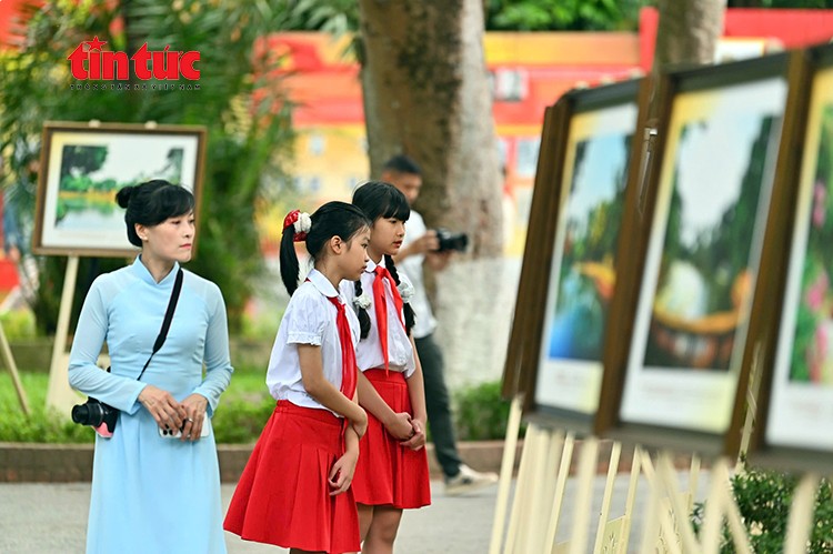 Lắng đọng phút giây người dân vào Lăng viếng Bác sáng 19/5 ảnh 6