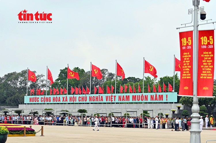 Lắng đọng phút giây người dân vào Lăng viếng Bác sáng 19/5 ảnh 2