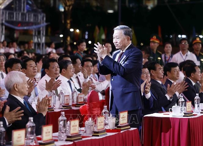 Tổng Bí thư, Chủ tịch nước dự Lễ công bố Nghị quyết của Quốc hội về thành lập thành phố Đồng Nai ảnh 1