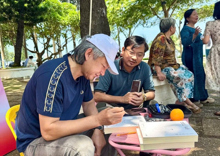 Đông A lan tỏa tri thức đến độc giả qua chuyến xe "Sách đến mọi nhà" ảnh 2