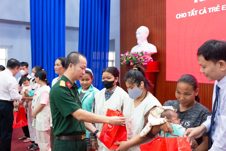 Viettel chung tay khám tim miễn phí cho hơn 600 em nhỏ tại Khánh Hòa ảnh 1