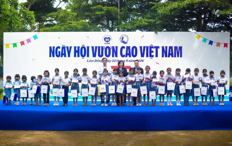 Vinamilk cùng Quỹ sữa Vươn cao Việt Nam lan tỏa cơ hội và niềm tin cho trẻ em Lâm Đồng ảnh 2