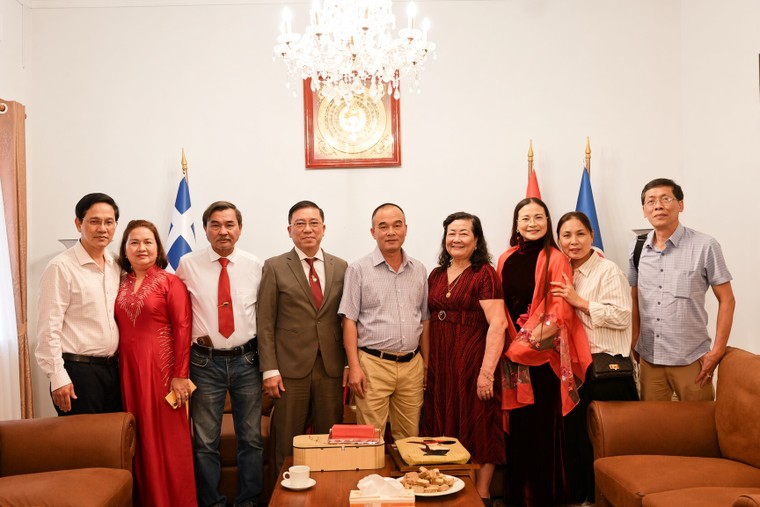 Phó Viện trưởng Viện Quân dân y Việt Nam nhận bằng khen tại Hy Lạp ảnh 2
