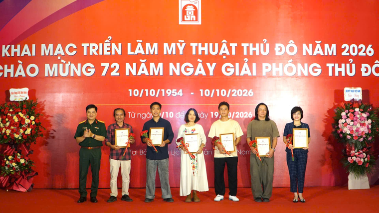Triển lãm 259 tác phẩm hướng tới kỷ niệm 72 năm ngày Giải phóng Thủ đô ảnh 2