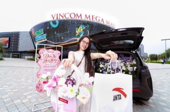 Đến Vincom dịp 20/10: Đi xe hoa hồng, tư vấn phong cách từ stylist, tận hưởng ngày hội "Chiều Nàng Như Ý" ảnh 1