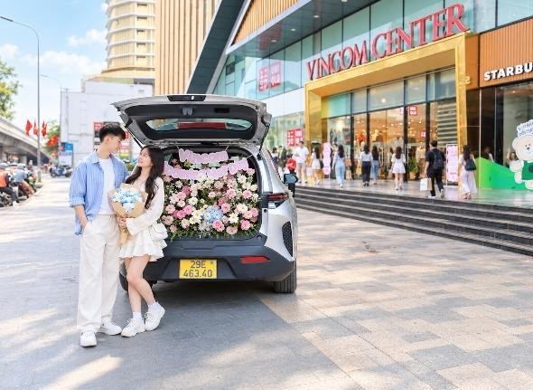 Đến Vincom dịp 20/10: Đi xe hoa hồng, tư vấn phong cách từ stylist, tận hưởng ngày hội "Chiều Nàng Như Ý" ảnh 2