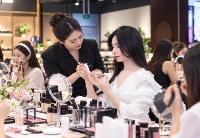 Đến Vincom dịp 20/10: Đi xe hoa hồng, tư vấn phong cách từ stylist, tận hưởng ngày hội "Chiều Nàng Như Ý" ảnh 9